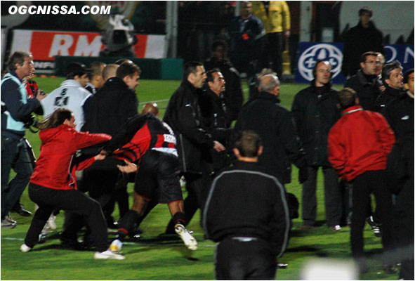 ... les coups sur le terrain. José Cobos retient Sammy Traoré