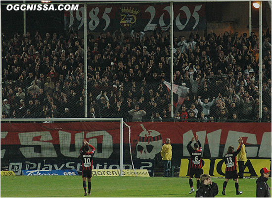 Quelques joueurs vont saluer les supporters de la tribune Sud...