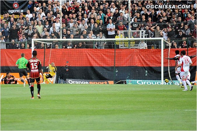 ... et c'est finalement en angle fermé qu'il ouvre le score !