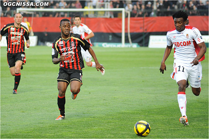 Coulibaly à la lutte avec Moukandjo