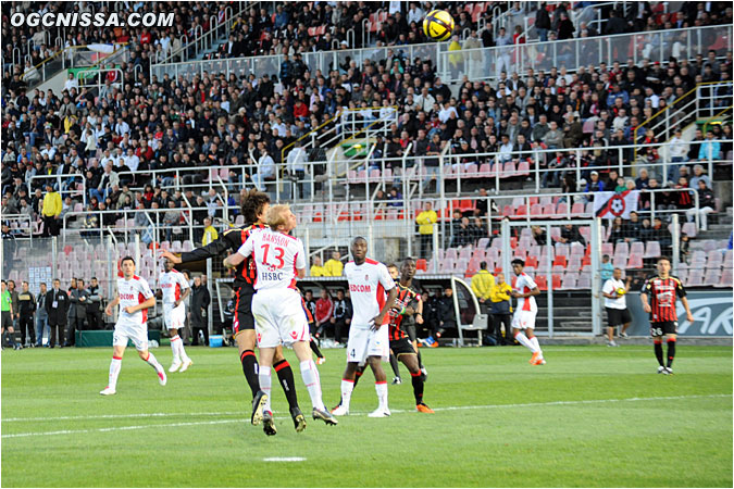 Le ballon prend la direction de la lucarne...