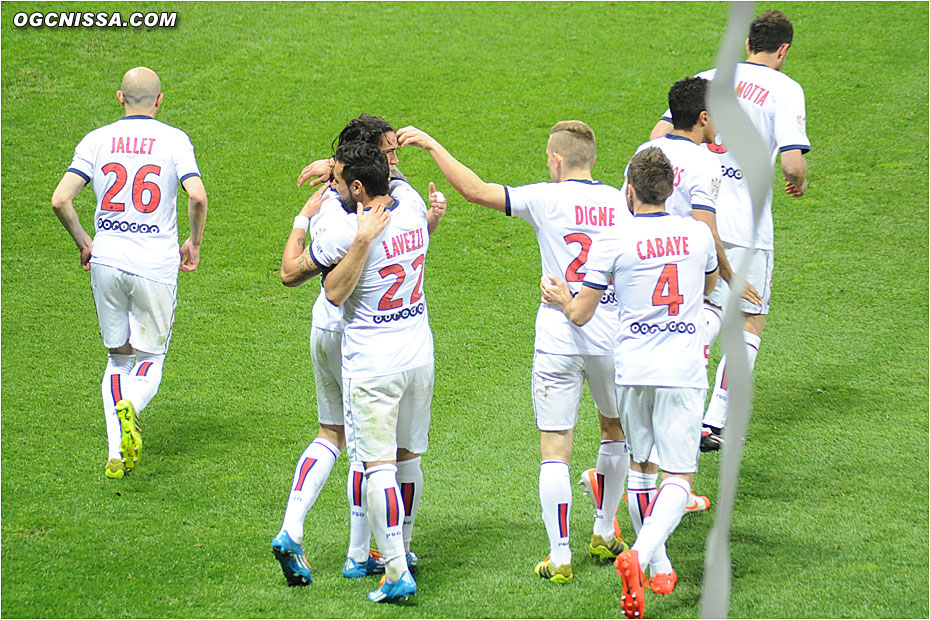 En début de seconde période, les parisiens ouvrent le score, l'arbitre oubliant une faute de Cavani sur Kolo