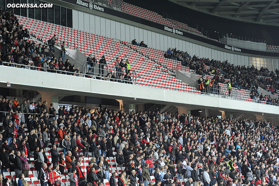 A la pause, la Populaire Sud, en conflit avec la direction, quitte le stade