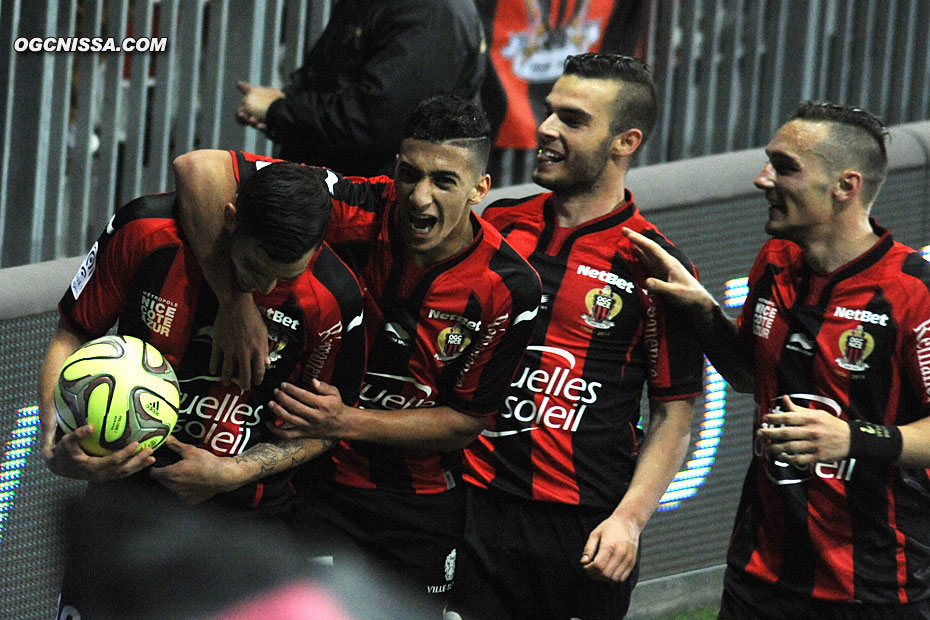 Said Benrahma, Alexy Bosetti et Eric Bauthéac viennent félicité le buteur