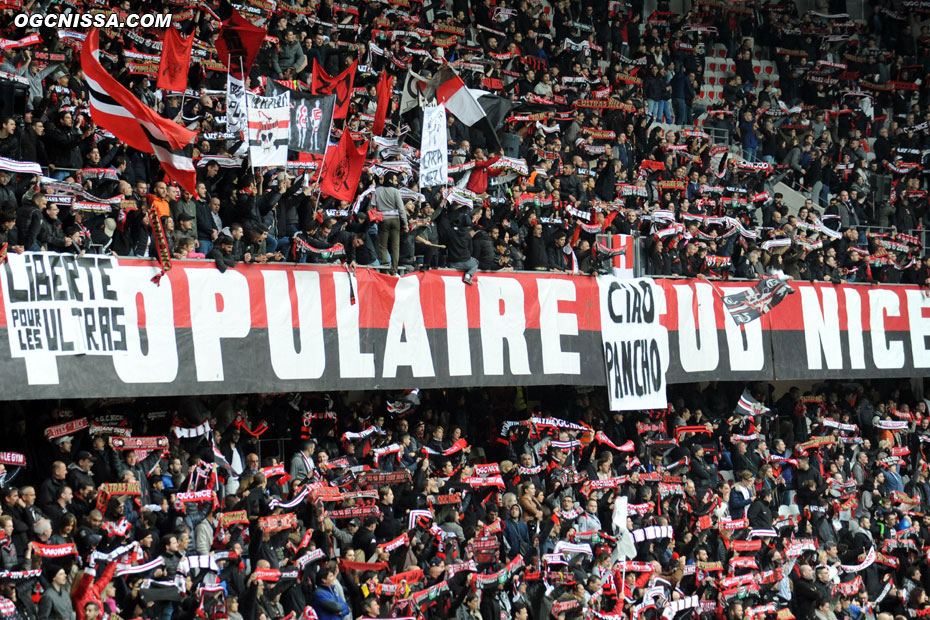 Magnifique mur rouge et noir en BSN