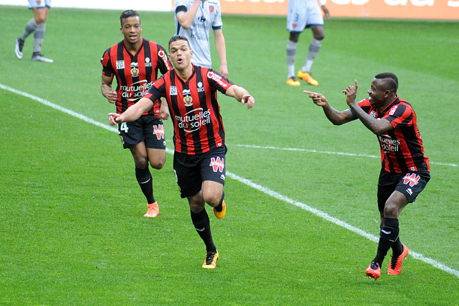 Hatem Ben Arfa ouvre le score, pour la plus grande joie de Jean-Michael Seri