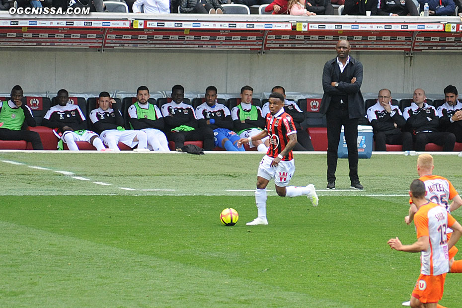 Patrick Burner en latéral droit, devant Patrick Vieira et Mickael Le Bihan, de retour sur le banc