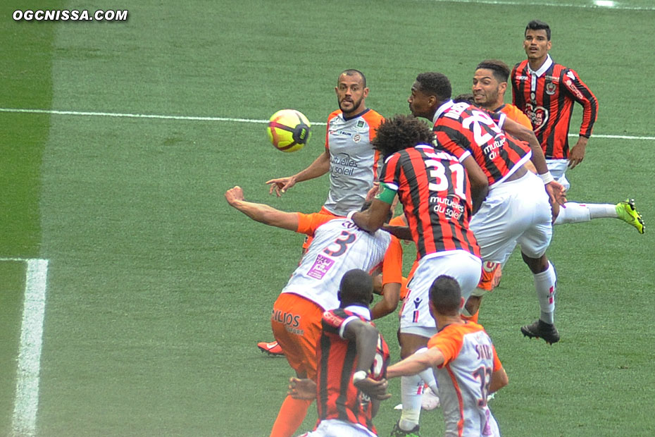 Dante prend le ballon de la tête