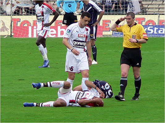 Chamakh et Traoré se percutent dans les airs. L'arcade de Traoré s'ouvre...