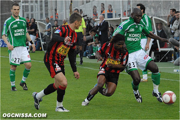 Avec 3 attaquants, Nice a choisi l'offensive. Mais Bellion et Bakari Koné, ici à la lutte avec Ilunga, doivent donner un coup de main défensivement à Cédric Varrault