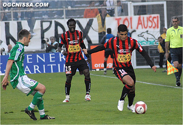 Honorato Ederson est rentré à la place de Vahirua, avec la même réussite, ici devant Onyekachi Apam.