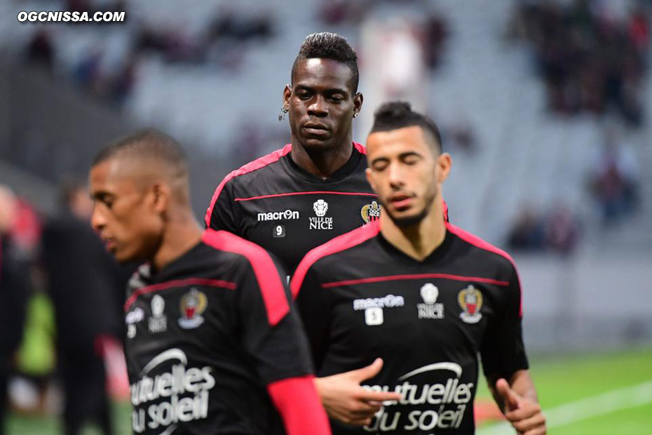 Mario Balotelli et les aiglons à l'échauffement