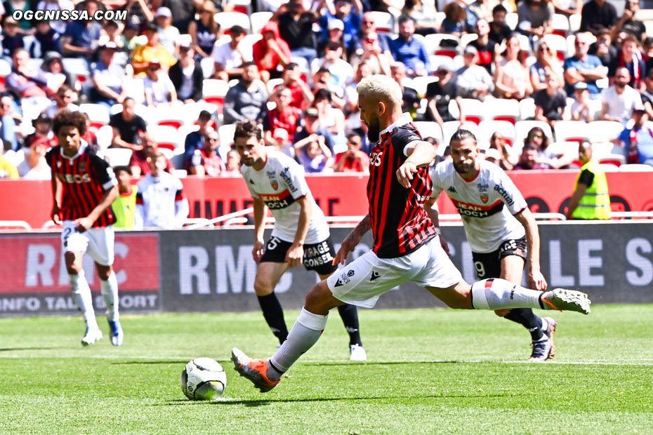 Nice ouvre le score sur un penalty d'Andy Delort