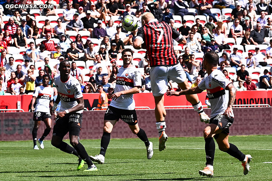 ... Andy Delort ! L'attaquant place sa tête pour le doublé en toute fin de match.