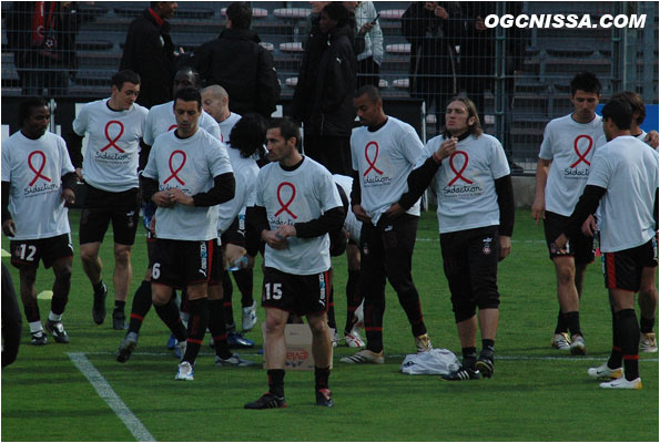 Chaque joueur porte un tee shirt du sidaction lors de cette 33e journée de L1