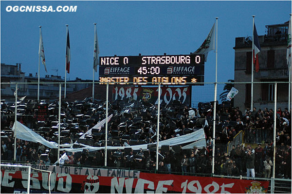 Tifo de deuil pour la BSN, donc l'un des membres a perdu son pére