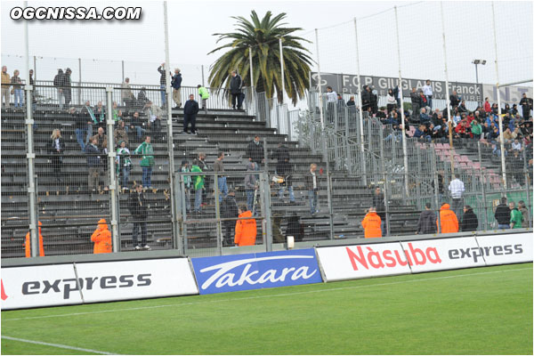 Les supporters adverses ont déserté leur tribune