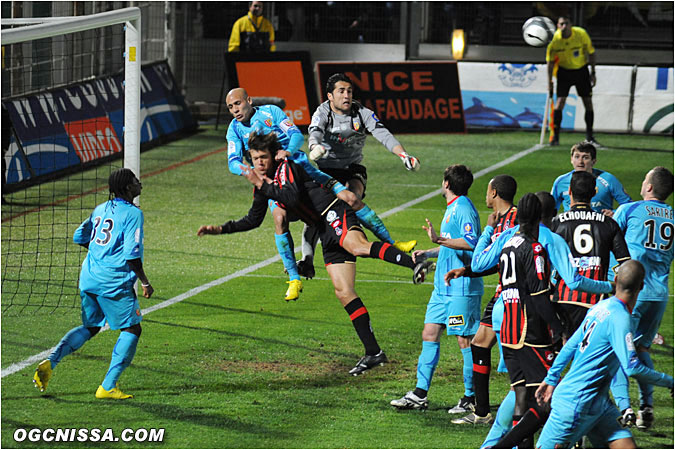 Yahia arrête Civelli comme il peut