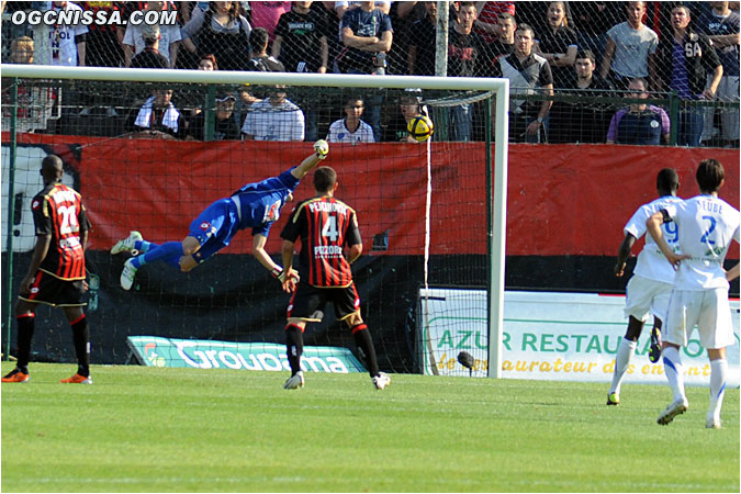 ... et trouve la lucarne d'Ospina