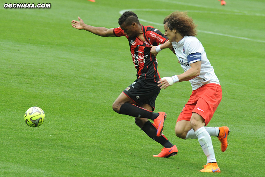 Alassane Pléa surveillé de près par David Luiz