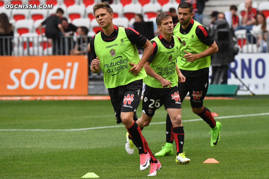 Mickael Le Bihan est titulaire pour ce match, ici à l'échauffement avec Arnaud Souquet et Vincent Koziello