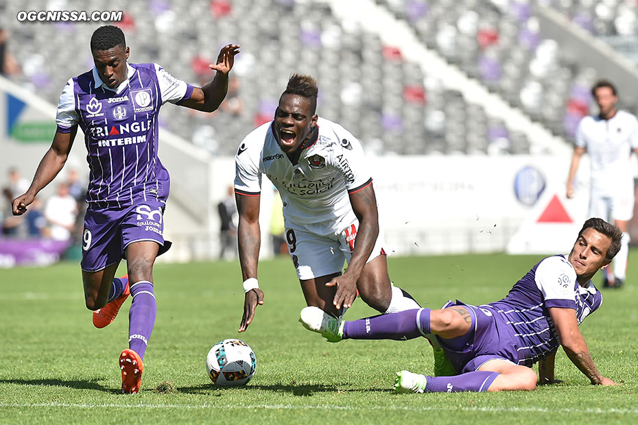 Mario Balotelli se fait faucher 