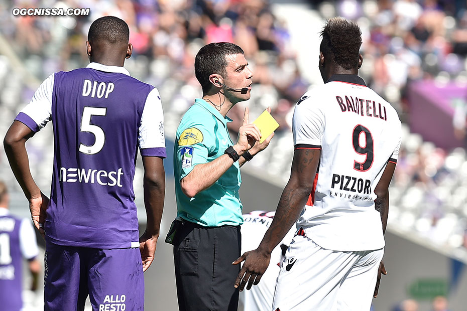 Mario Balotelli prend un carton jaune non mérité, comme souvent. Arbitrage pitoyable de M. Schneider.