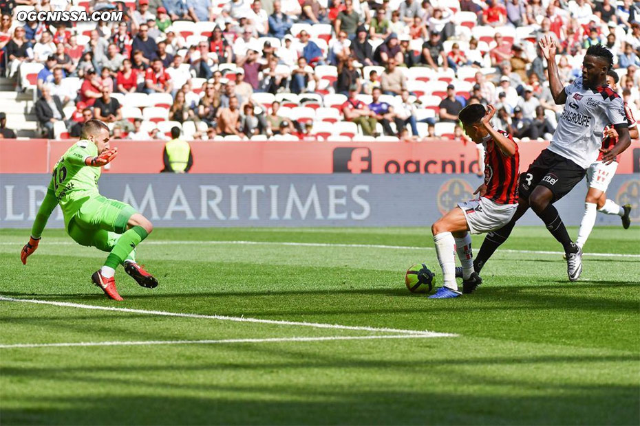 Youcef Atal part du milieu de terrain, dribble toute la défense adverse