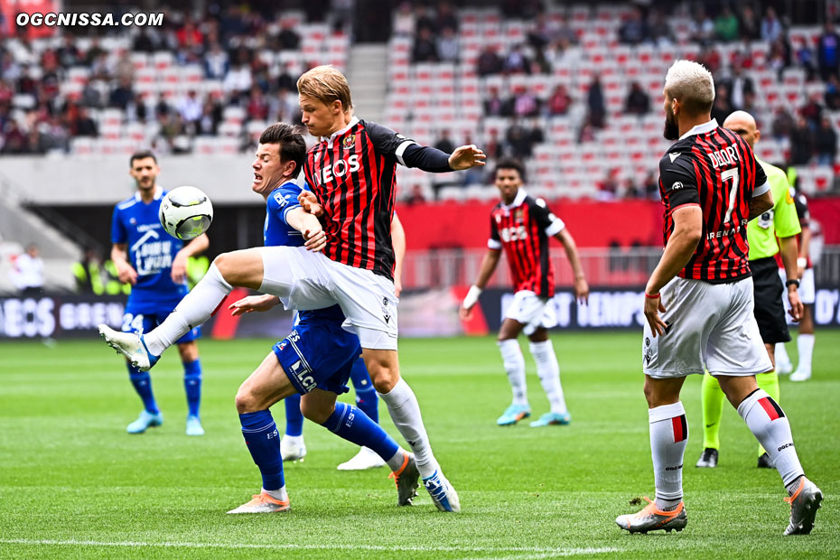 Kasper Dolberg est devant