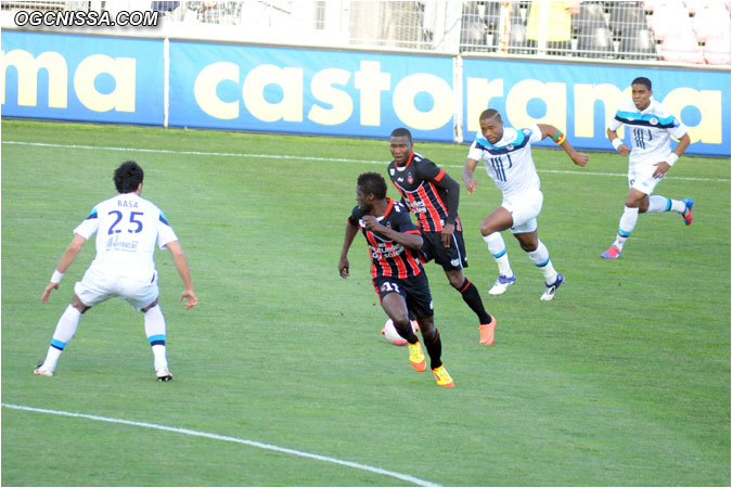 La première action est pour Nice, mais Dja Djédjé ne transmettra pas bien le ballon à Mouloungui