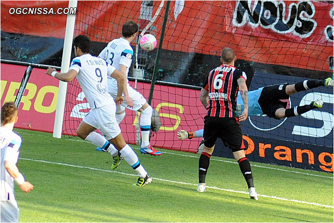 Sur leur première occasion, les lillois font mouche. 0 - 1.