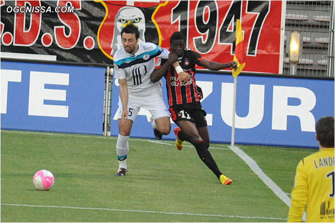 Eric Mouloungui et Nice reviennent en seconde période avec de meilleurs intentions, mais l'arbitrage est toujours aussi mauvais