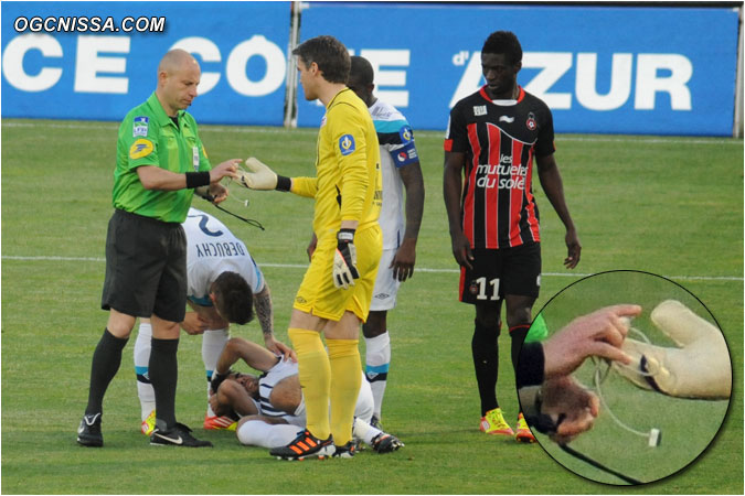 Le défenseur lillois, Marko Basa, simule une blessure à la tête. Il a été touché au dos par un... cable d'iphone venu des tribunes. 