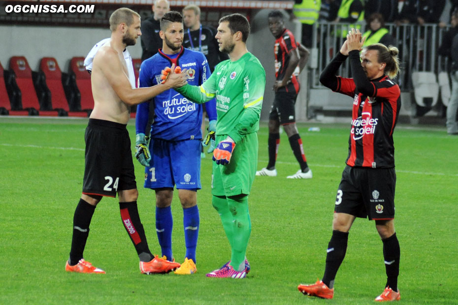 C'est terminé. 1 but partout. Mathieu Bodmer, Mouez Hassen et Niklas Hult vont saluer le public.