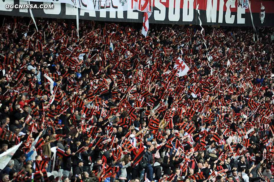 Des drapeaux ont été distribués dans tout le stade, ici en premier anneau BSN