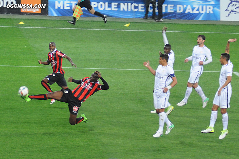 Mario Balotelli manque de peu l'ouverture du score