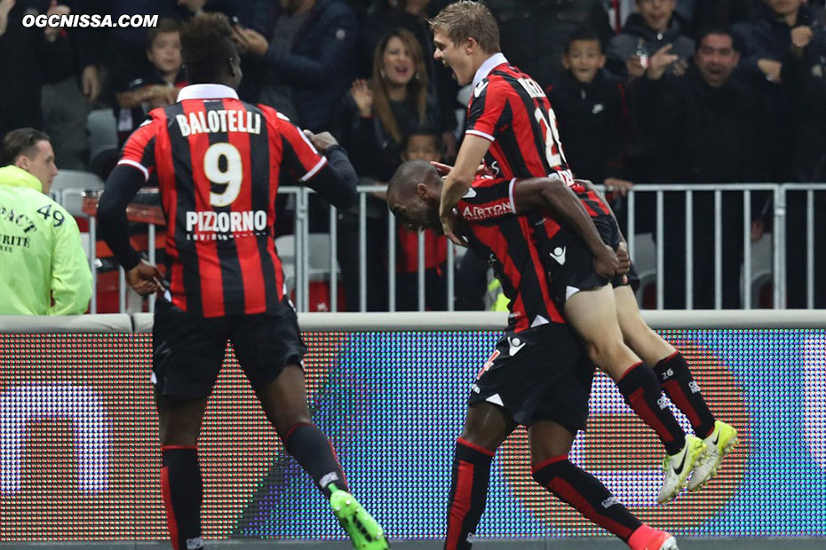 Mario Balotelli et Vincent Koziello vont féliciter Ricardo Pereira