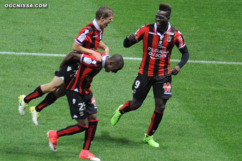 Mario Balotelli et Vincent Koziello vont féliciter Ricardo Pereira