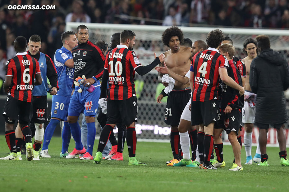 Les joueurs se saluent