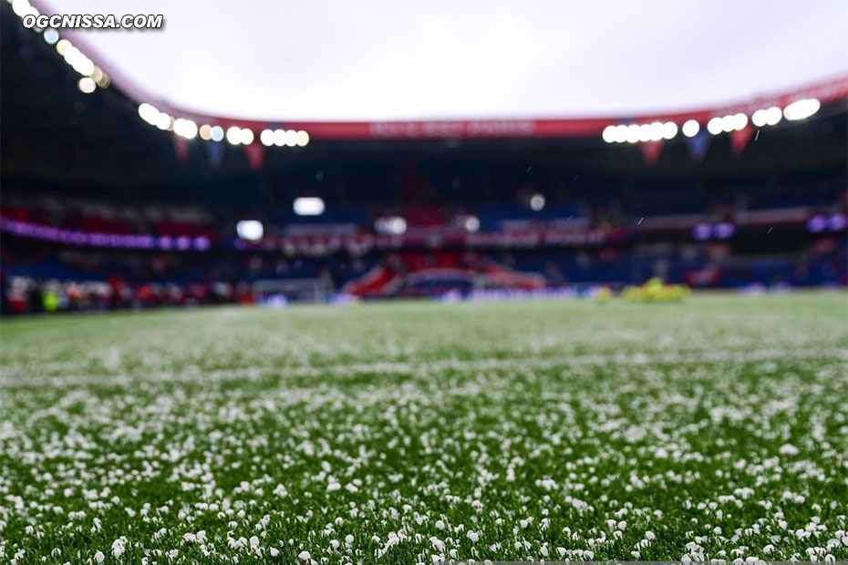 Pluie de grêle sur le parc des princes avant la rencontre