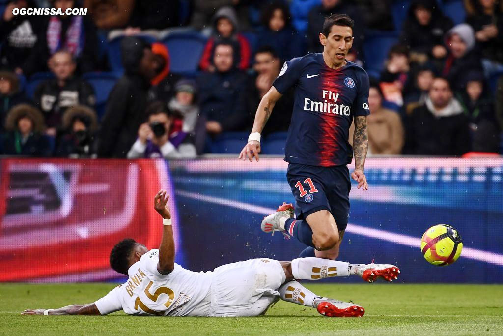 Sur l'action suivante, Patrick Burner tacle Di Maria dans la surface et donne un pénalty au PSG