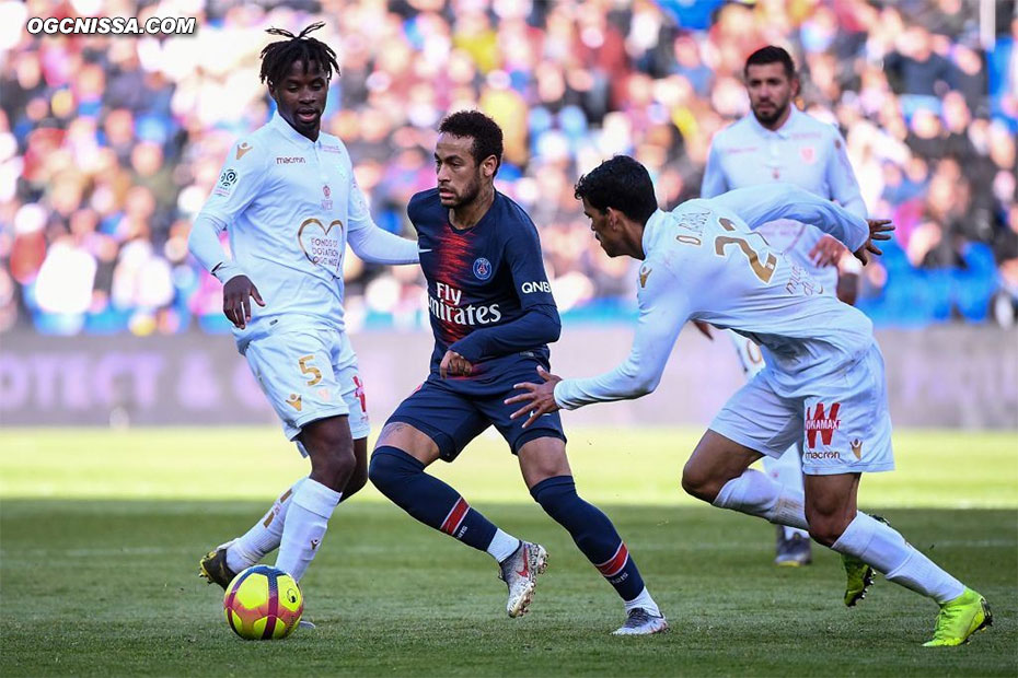 Adrien Tameze, Mickael Le Bihan et Danilo Barbosa entour Neymar