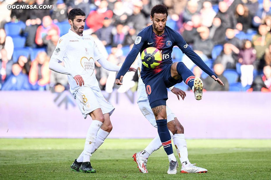 Neymar controle le ballon de la main
