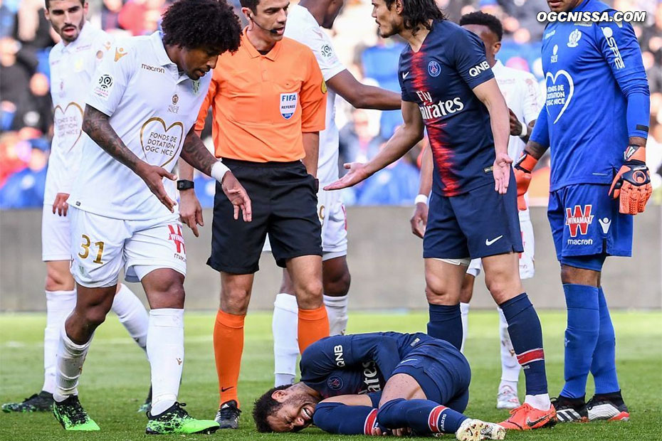 Après visionnage de la vidéo, l'arbitre oublie la main de Neymar et siffle un penalty totalement grotesque