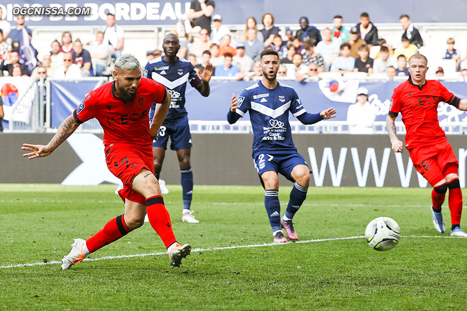 C'est Andy Delort qui trouve l'ouverture en fin de match