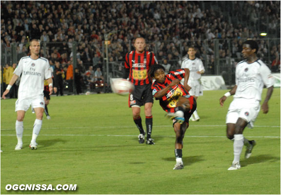 La volée de Bakari Koné fera mouche, mais le joueur est hors jeu