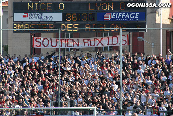 Après 10 min de silence, la BSN lance les chants !