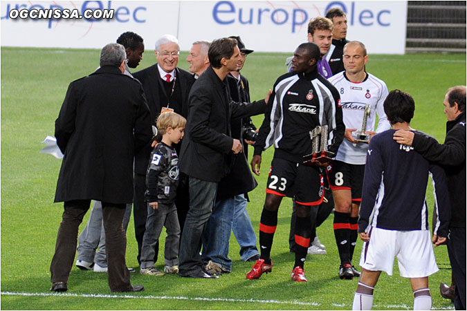 Un trophée pour Apam, Diakité et Hellebuyck, qui ont dépassé le cap de 100 matches en L1 sous le maillot niçois