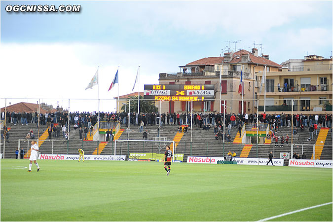 La populaire est vide, et pour cause : On interdit les supporters niçois de rentrer dans le stade avec du matériel BSN