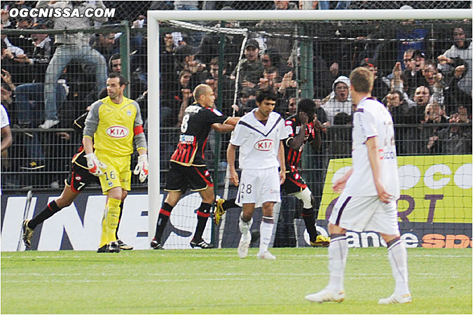 Le ballon a fini dans la lucarne ! 1 - 0 !